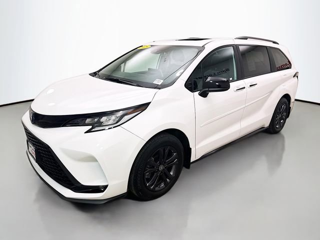 Used 2025 Toyota Sienna XSE w/ XSE Plus Package image 3