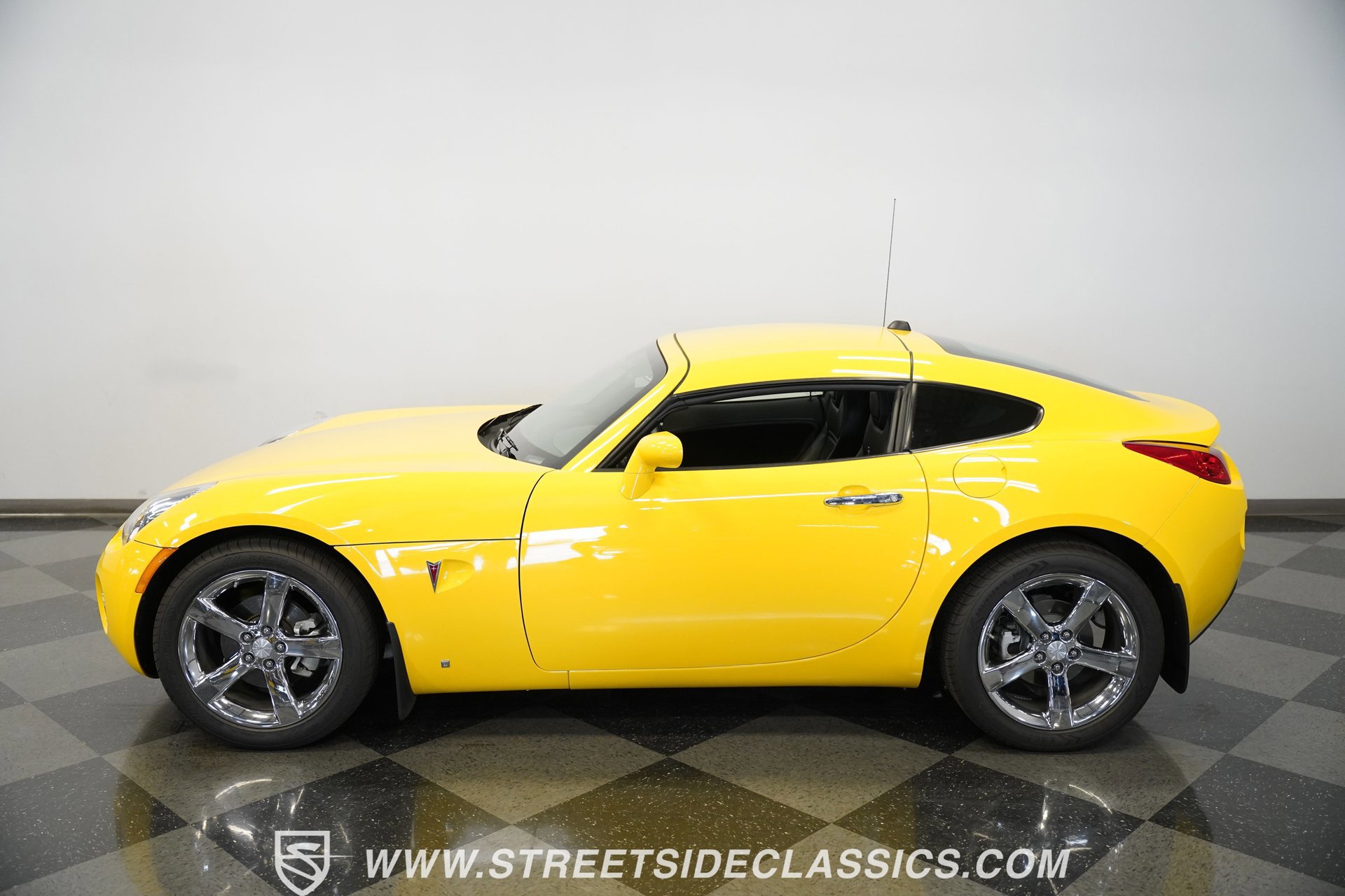 Used 2009 Pontiac Solstice Coupe w/ Premium Package image 8