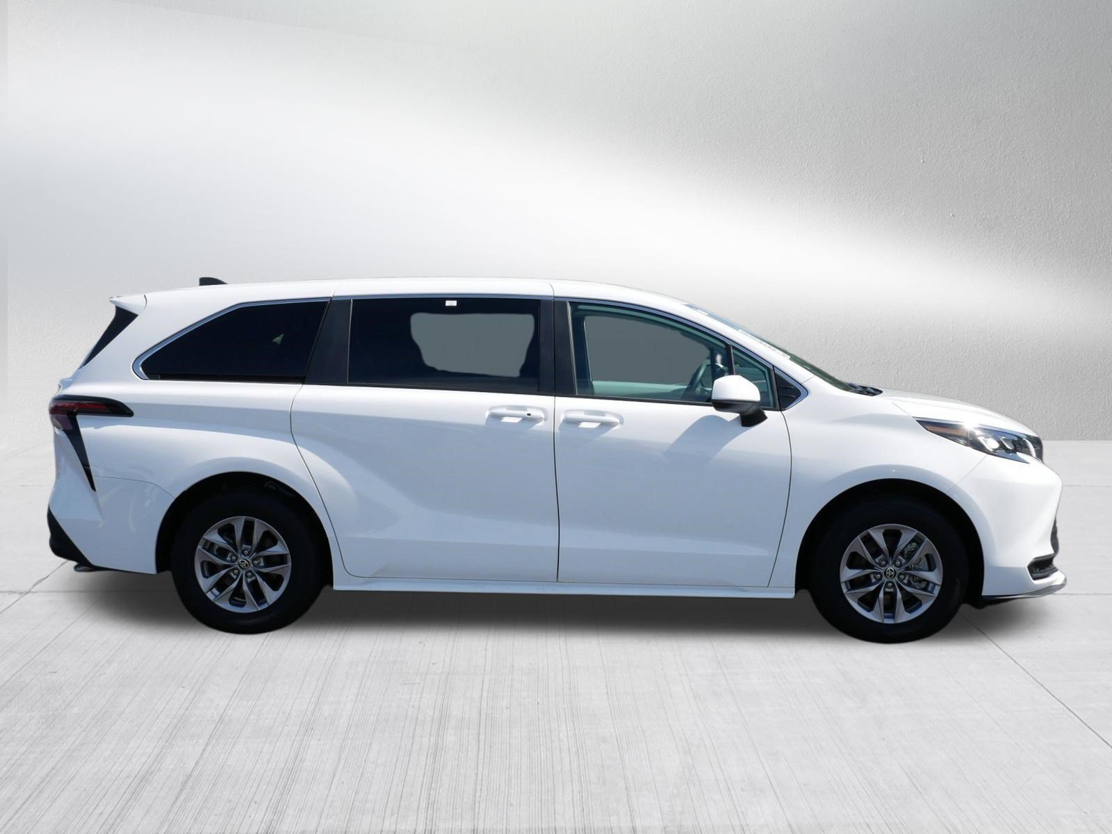Certified 2026 Toyota Sienna LE FWD image 8