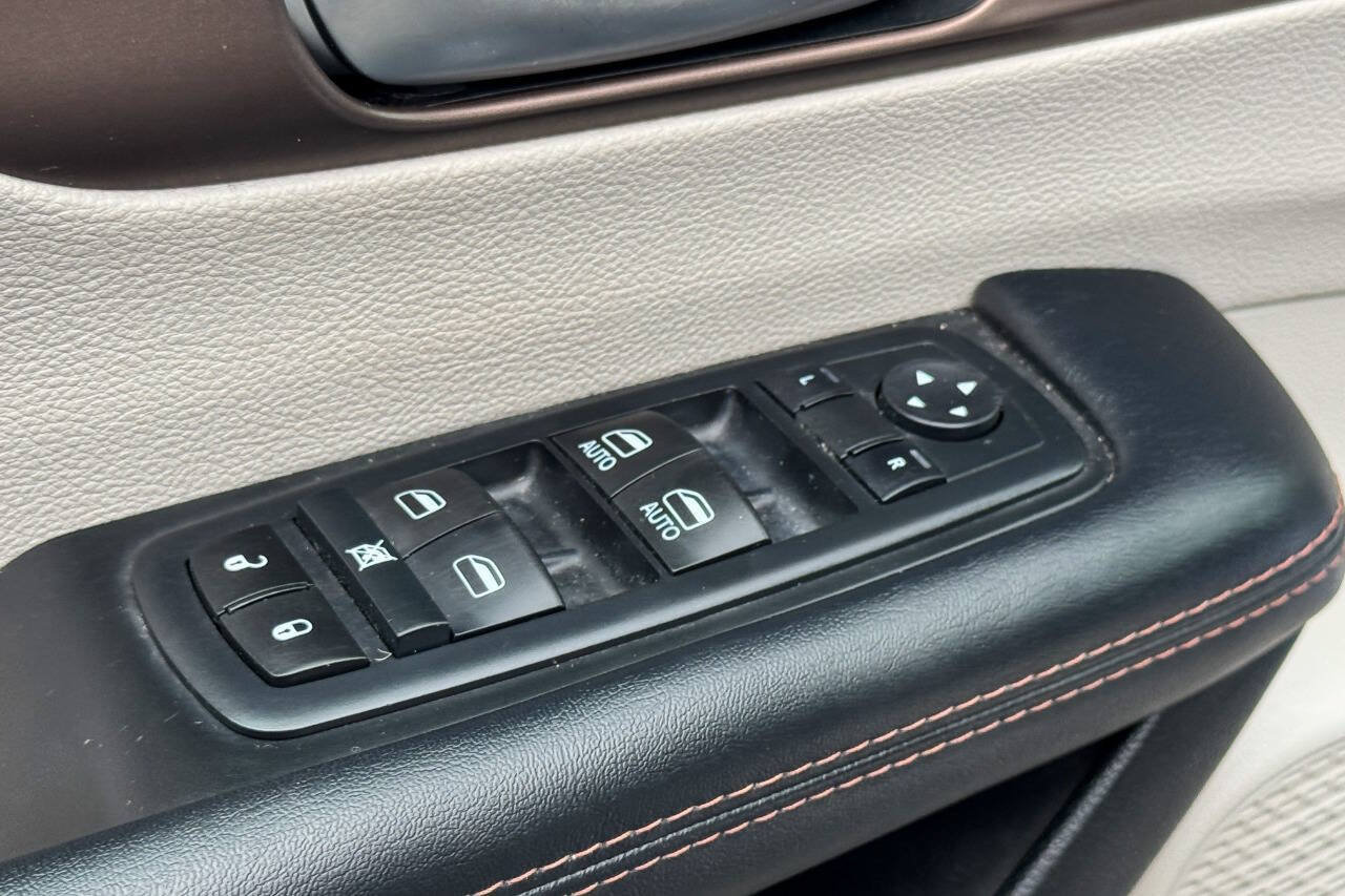 Used 2017 Chrysler Pacifica Touring-L FWD image 26