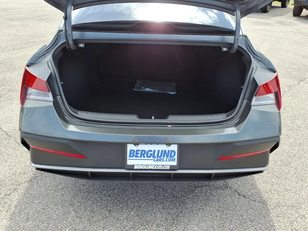 Used 2024 Hyundai Elantra SEL image 13