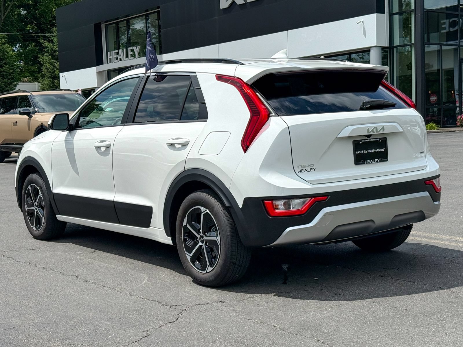 Certified 2025 Kia Niro LX FWD image 6