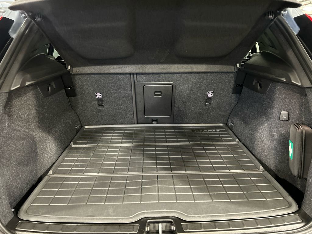 Certified 2023 Volvo XC40 B5 Plus w/ Protection Package Premier image 28