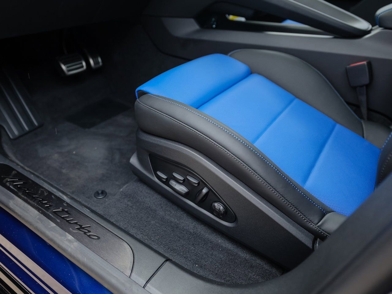 New 2025 Porsche Macan Turbo Electric image 14