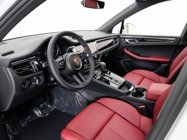 Certified 2025 Porsche Macan AWD/4WD image 4