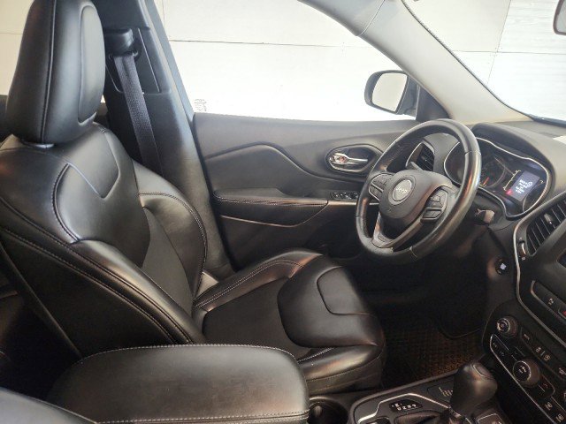 Used 2019 Jeep Cherokee Latitude Plus w/ Cold Weather Group image 11