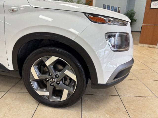Used 2024 Hyundai Venue SEL image 21
