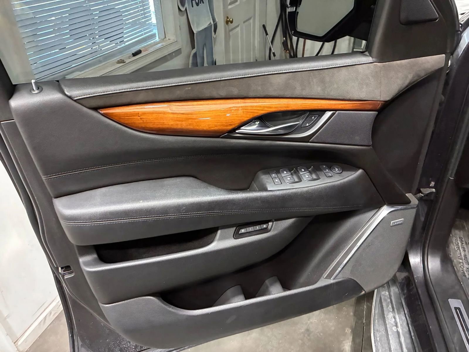 Used 2015 Cadillac Escalade ESV Luxury AWD/4WD image 23