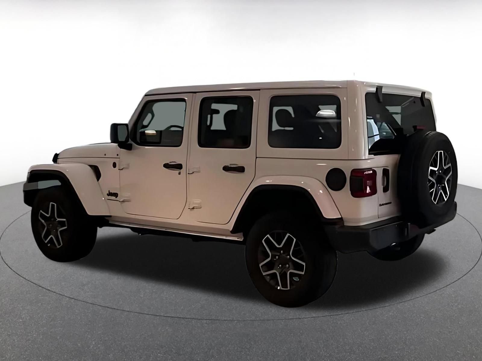 Used 2025 Jeep Wrangler Unlimited Sahara AWD/4WD image 9