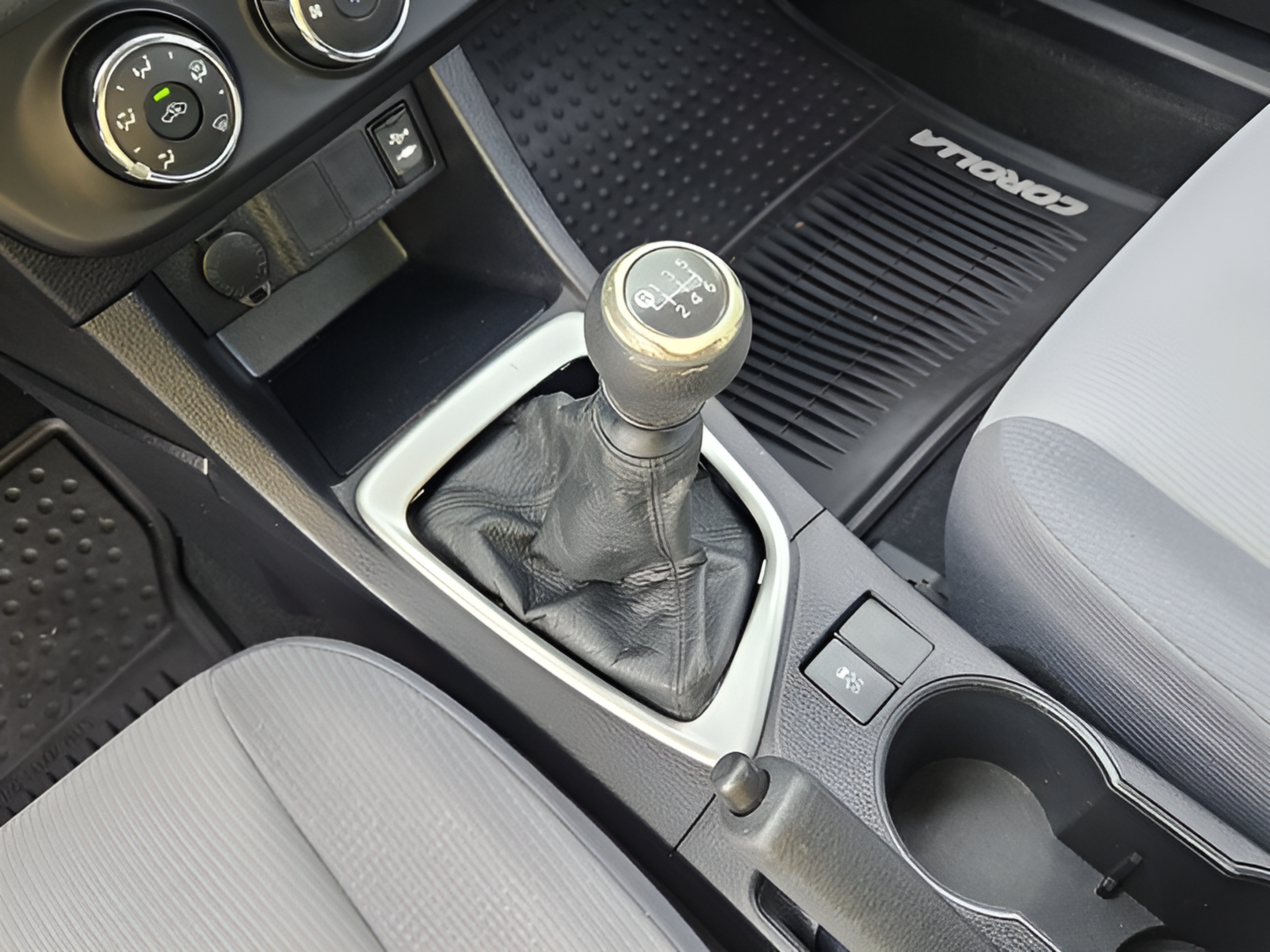 Used 2015 Toyota Corolla L FWD image 18