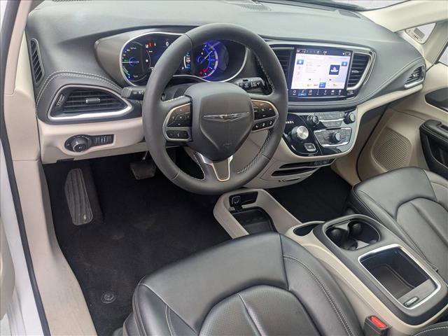 Used 2024 Chrysler Pacifica Select image 10
