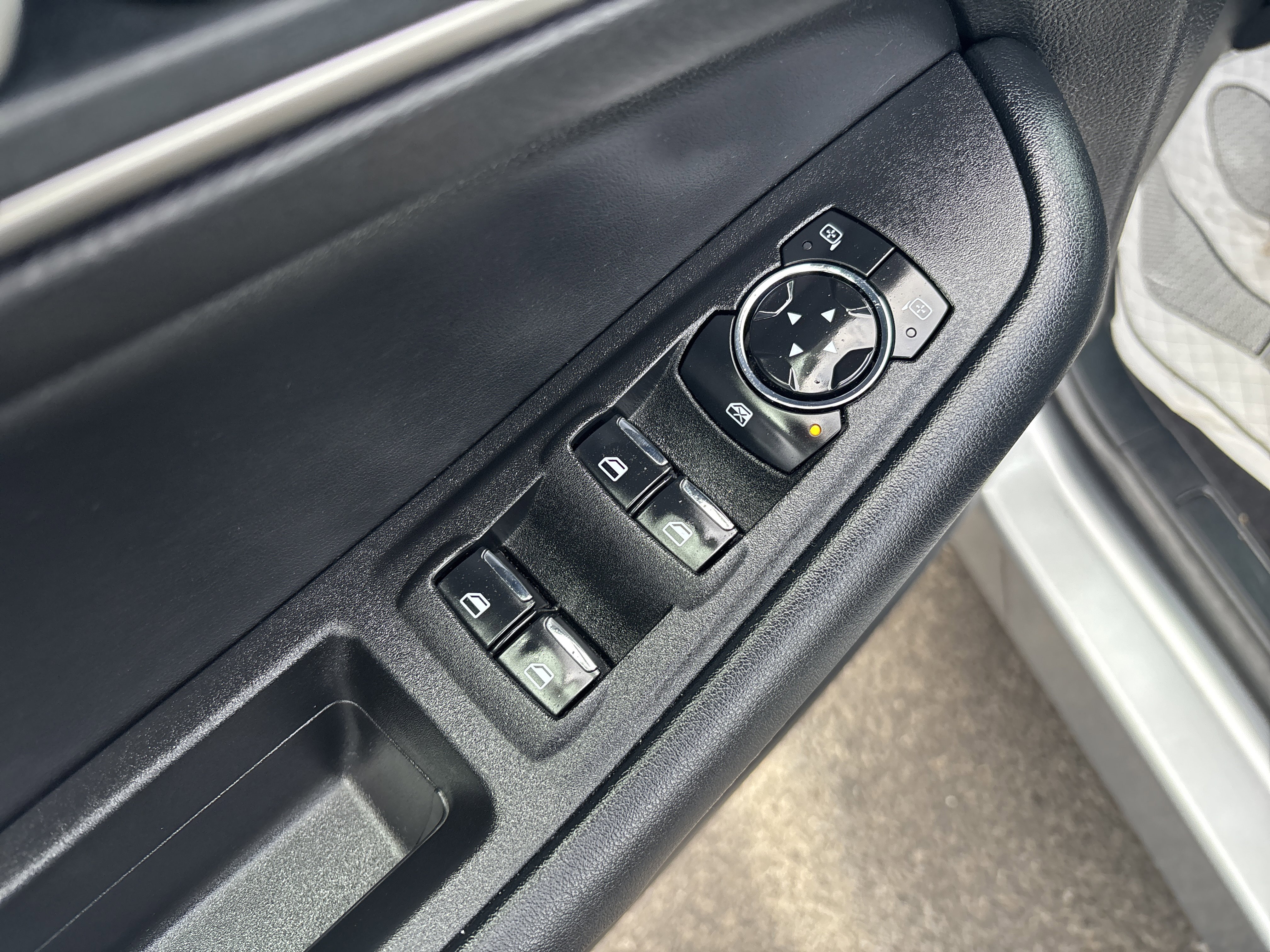 Used 2024 Ford Edge SEL image 17