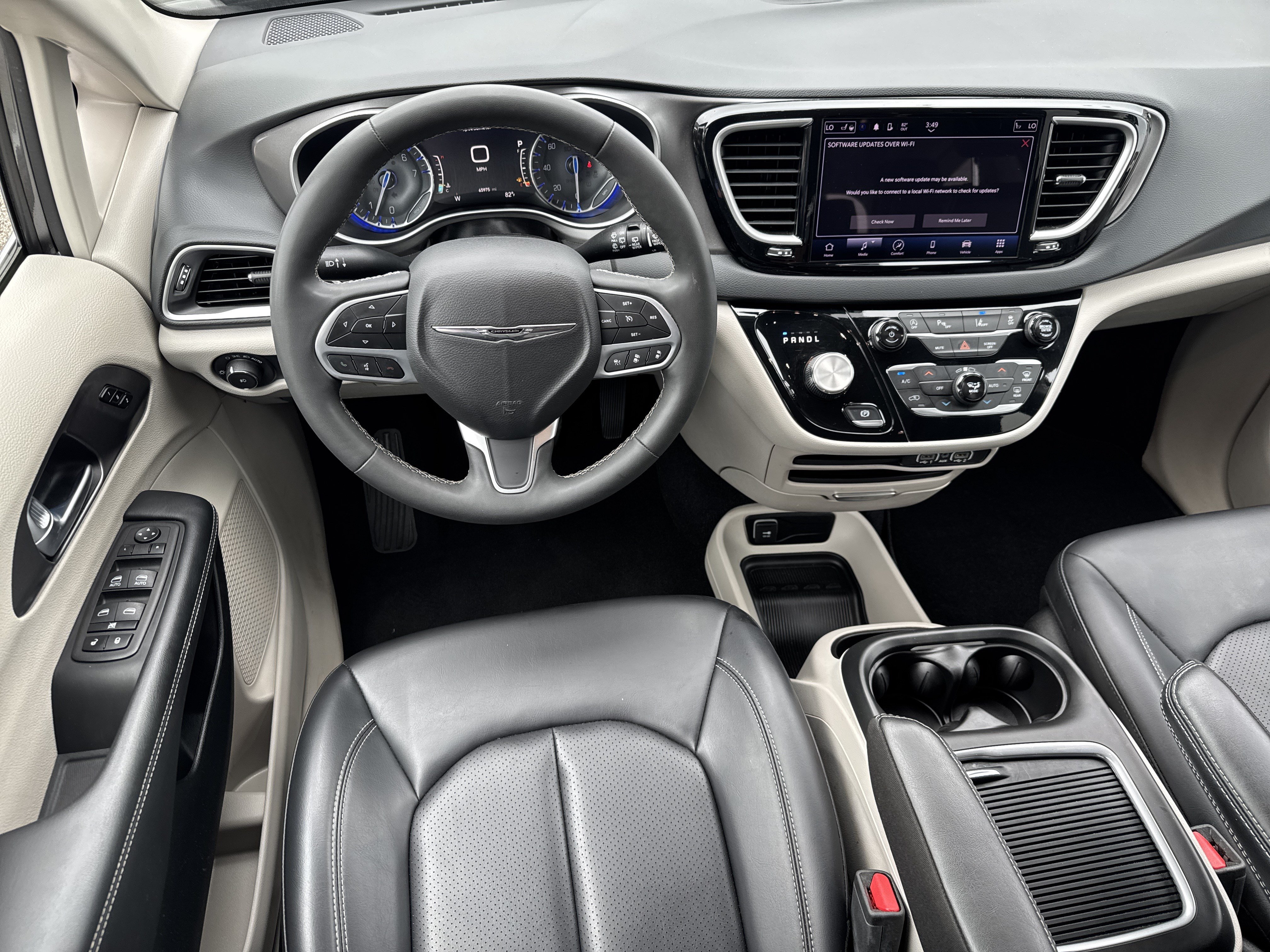 Used 2023 Chrysler Pacifica Touring-L FWD image 12