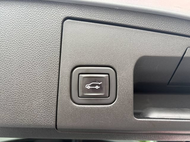 Used 2021 Cadillac XT4 Premium Luxury w/ Cold Weather Package AWD/4WD image 17