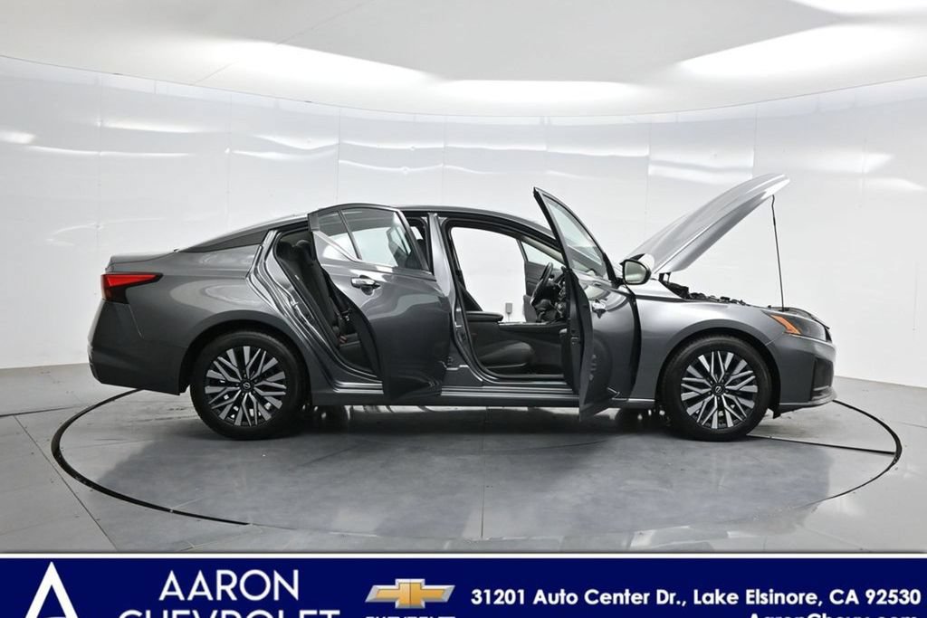 Used 2024 Nissan Altima 2.5 SV FWD image 3