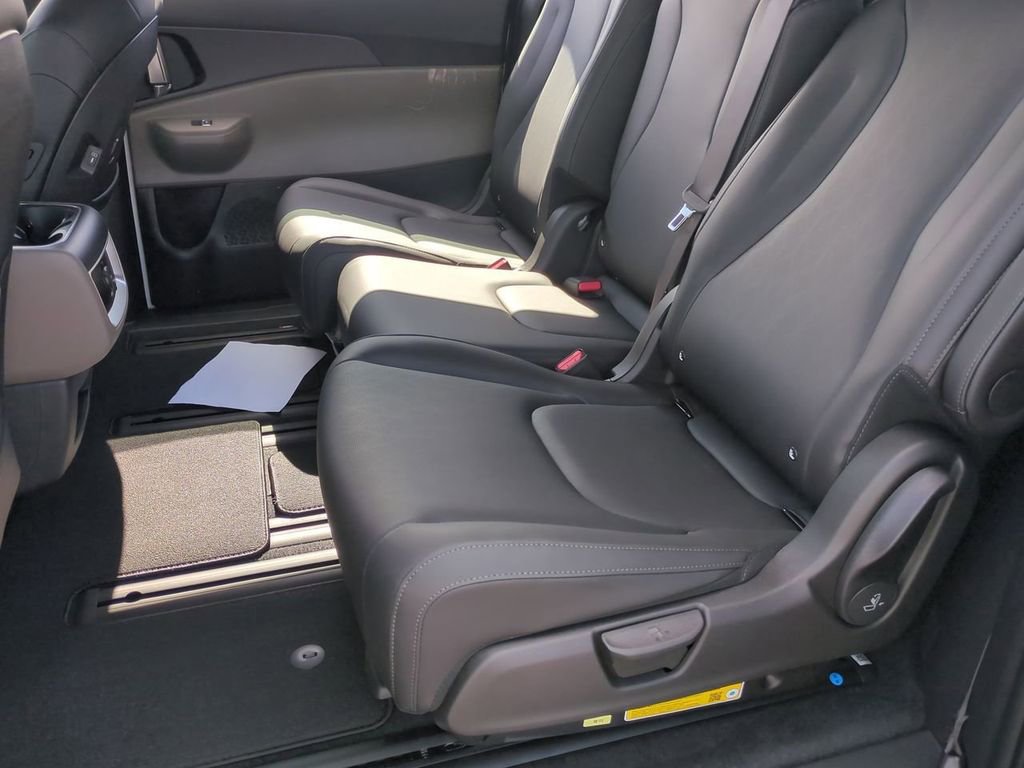 New 2026 Kia Carnival EX FWD image 24