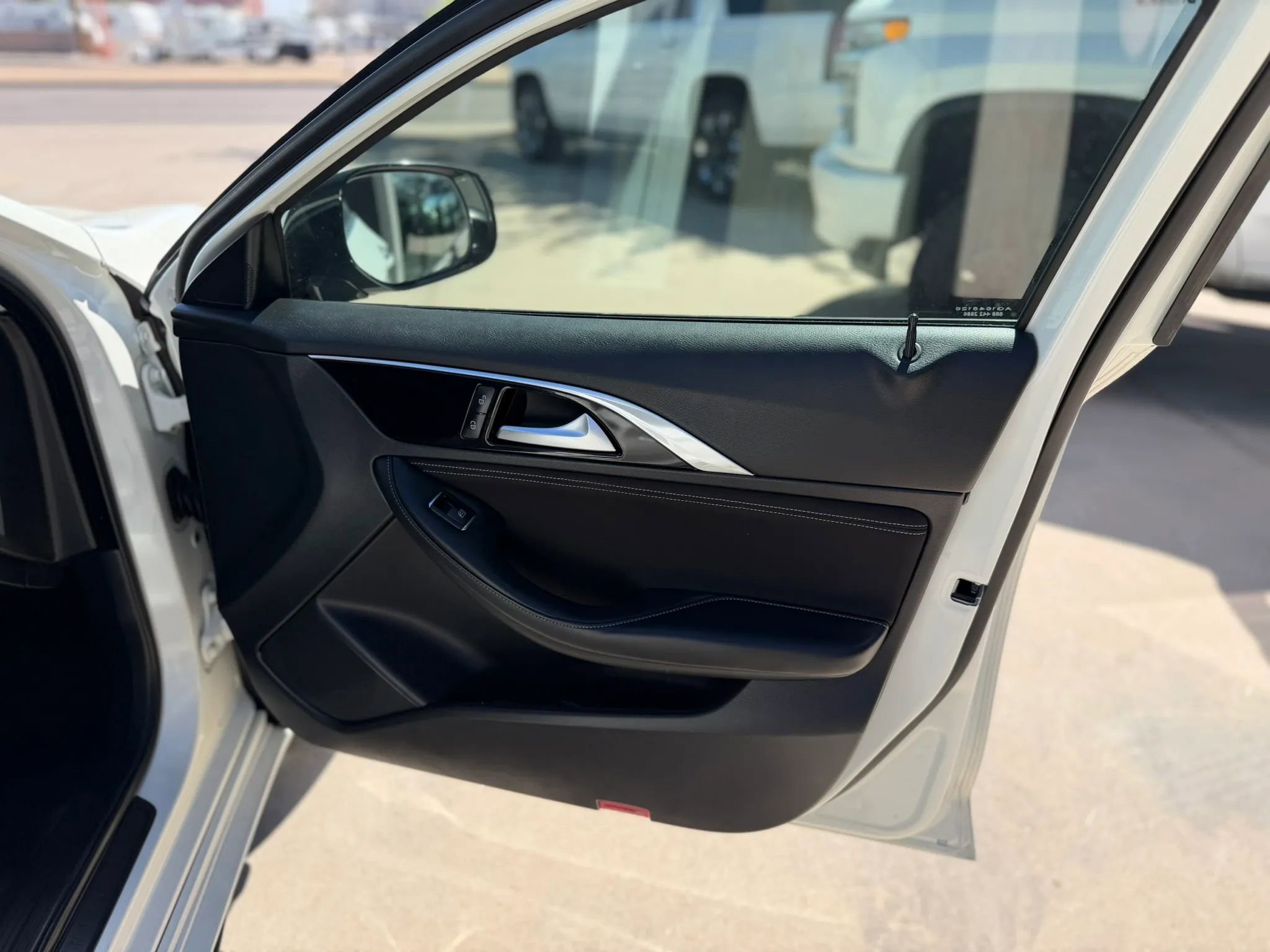 Used 2018 INFINITI QX30 image 18