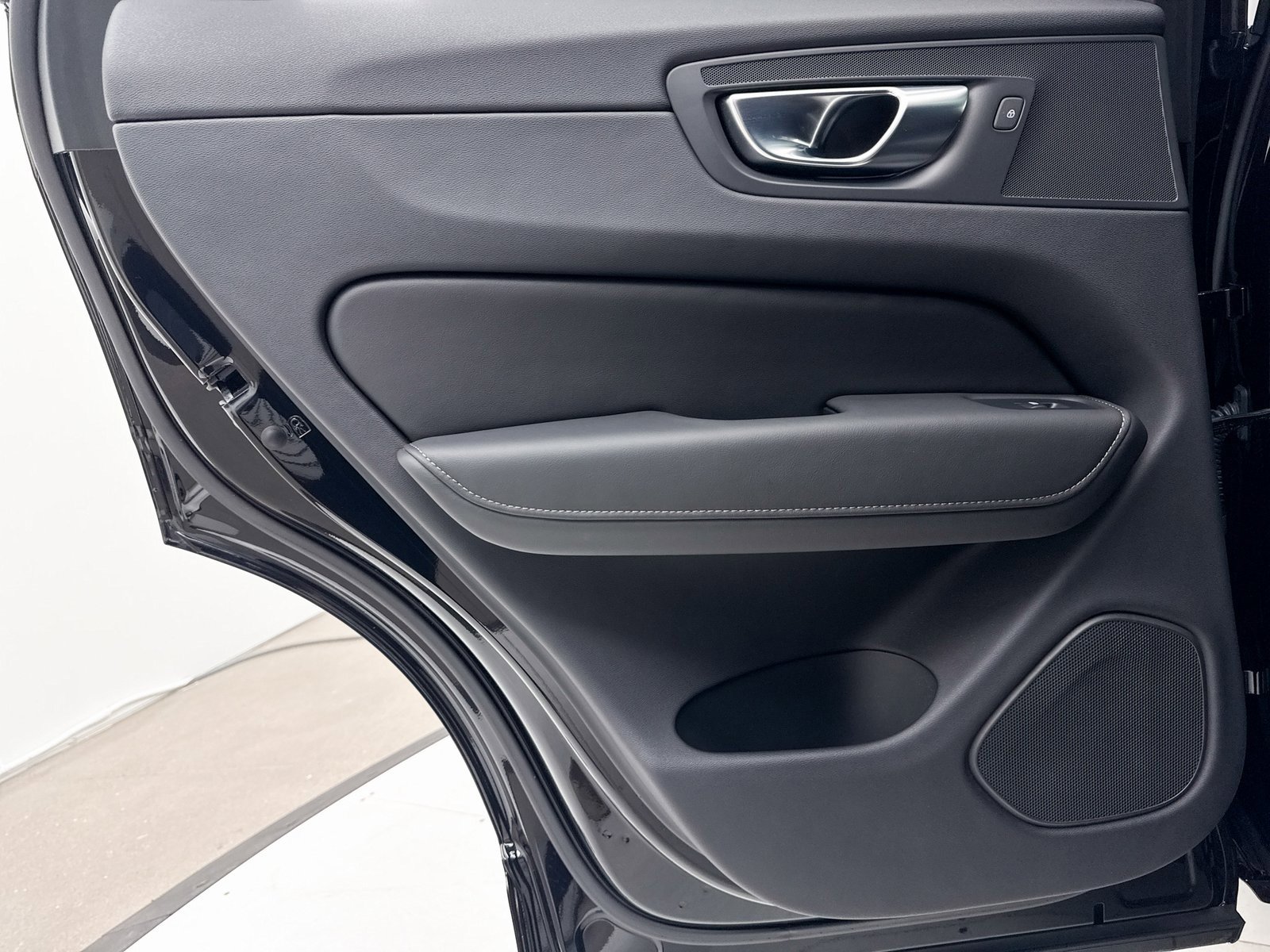 Used 2024 Volvo XC60 T8 Ultimate w/ Climate Package image 36