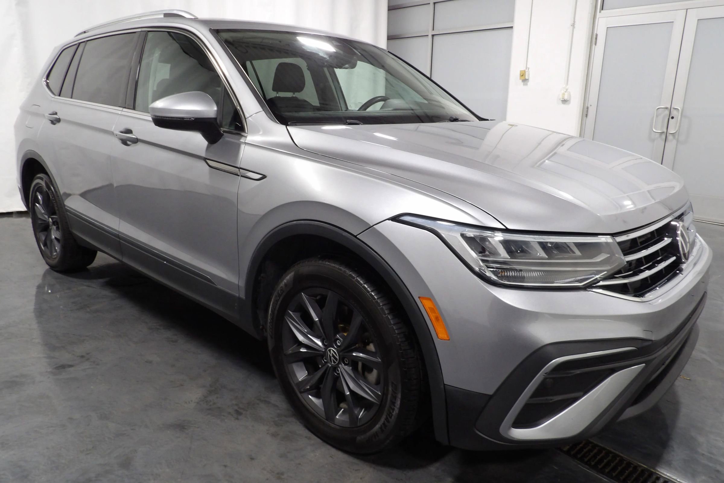 Used 2022 Volkswagen Tiguan SE w/ Panoramic Sunroof Package FWD image 2