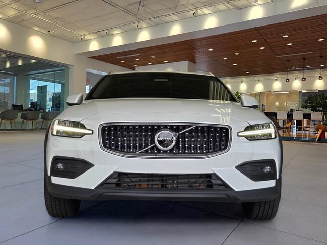 Certified 2026 Volvo V60 B5 Cross Country Plus w/ Protection Package Premier AWD/4WD image 4