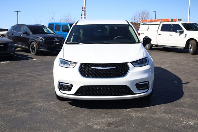 Used 2024 Chrysler Pacifica Touring-L FWD video 2