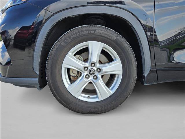 Used 2021 Toyota Highlander LE FWD image 22