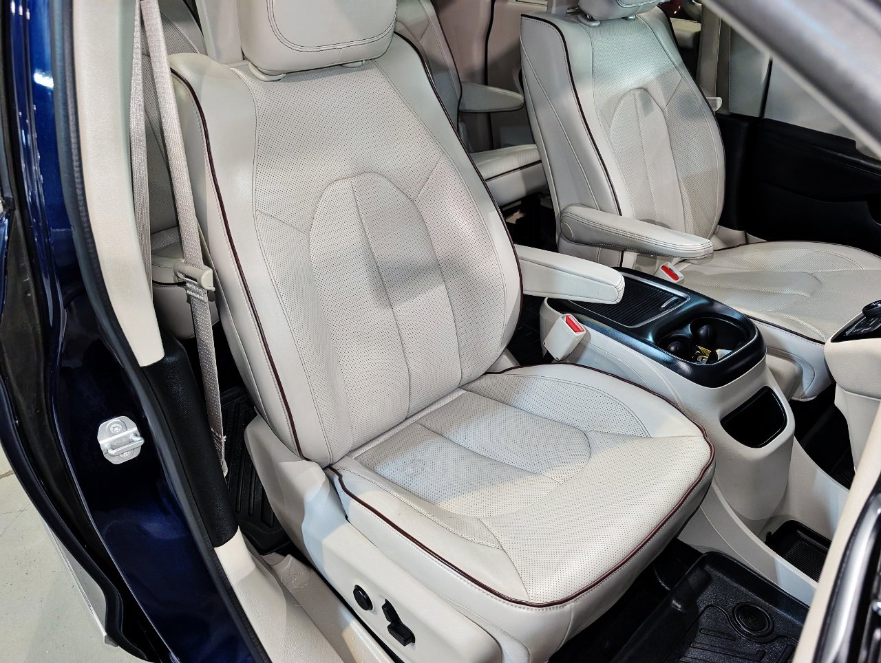 Used 2017 Chrysler Pacifica Limited image 43