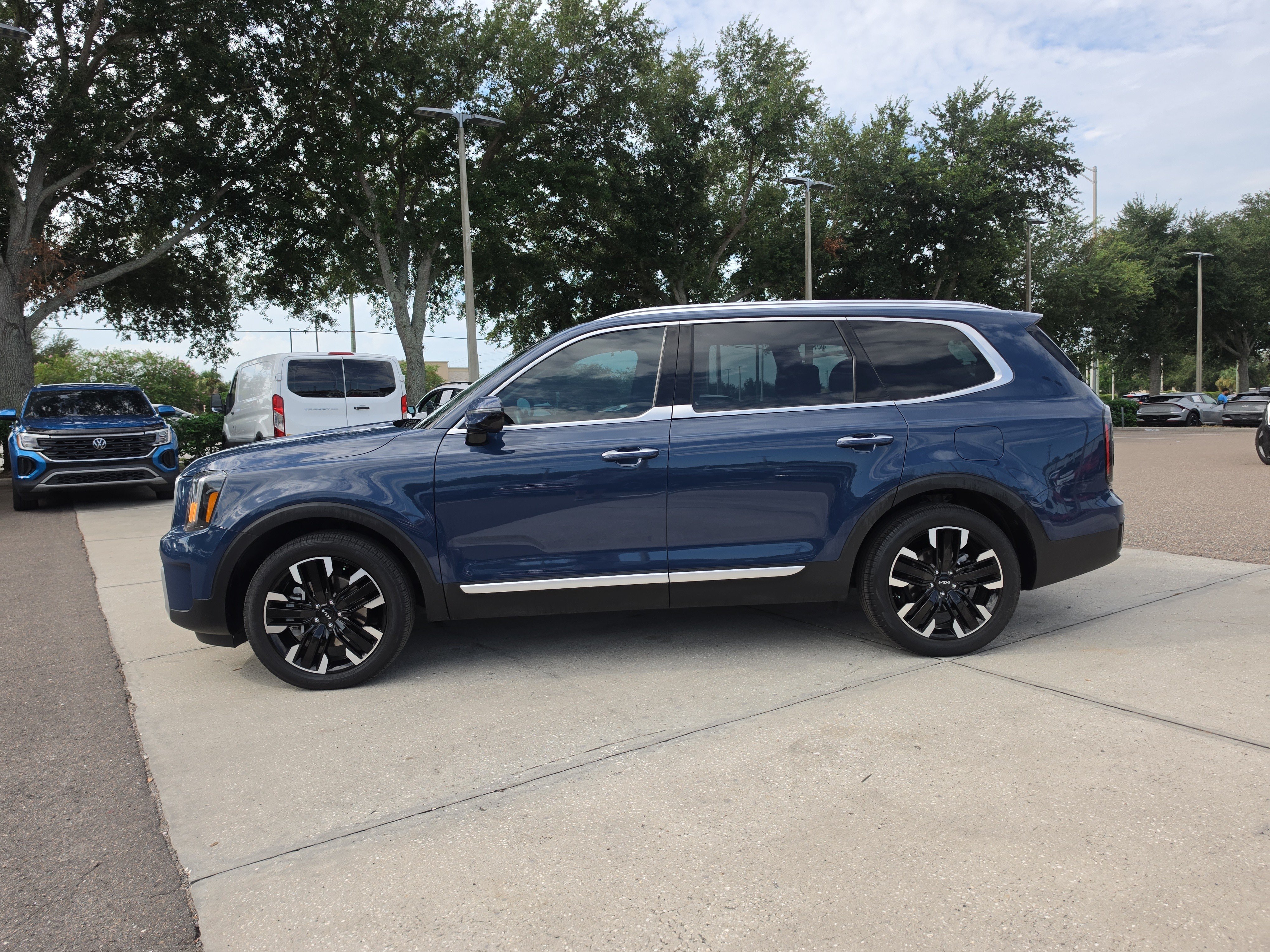 Used 2024 Kia Telluride SX w/ Towing Package FWD image 5