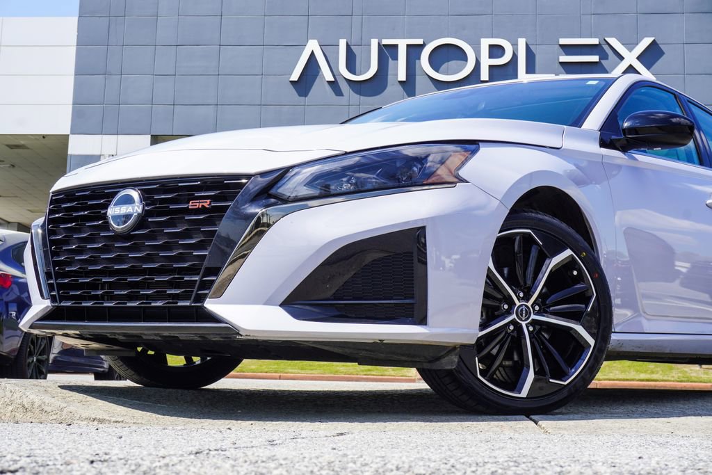 Used 2024 Nissan Altima 2.5 SR w/ SR Premium Package image 2