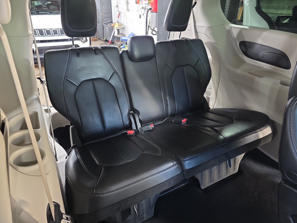 Used 2023 Chrysler Pacifica Touring-L FWD image 12