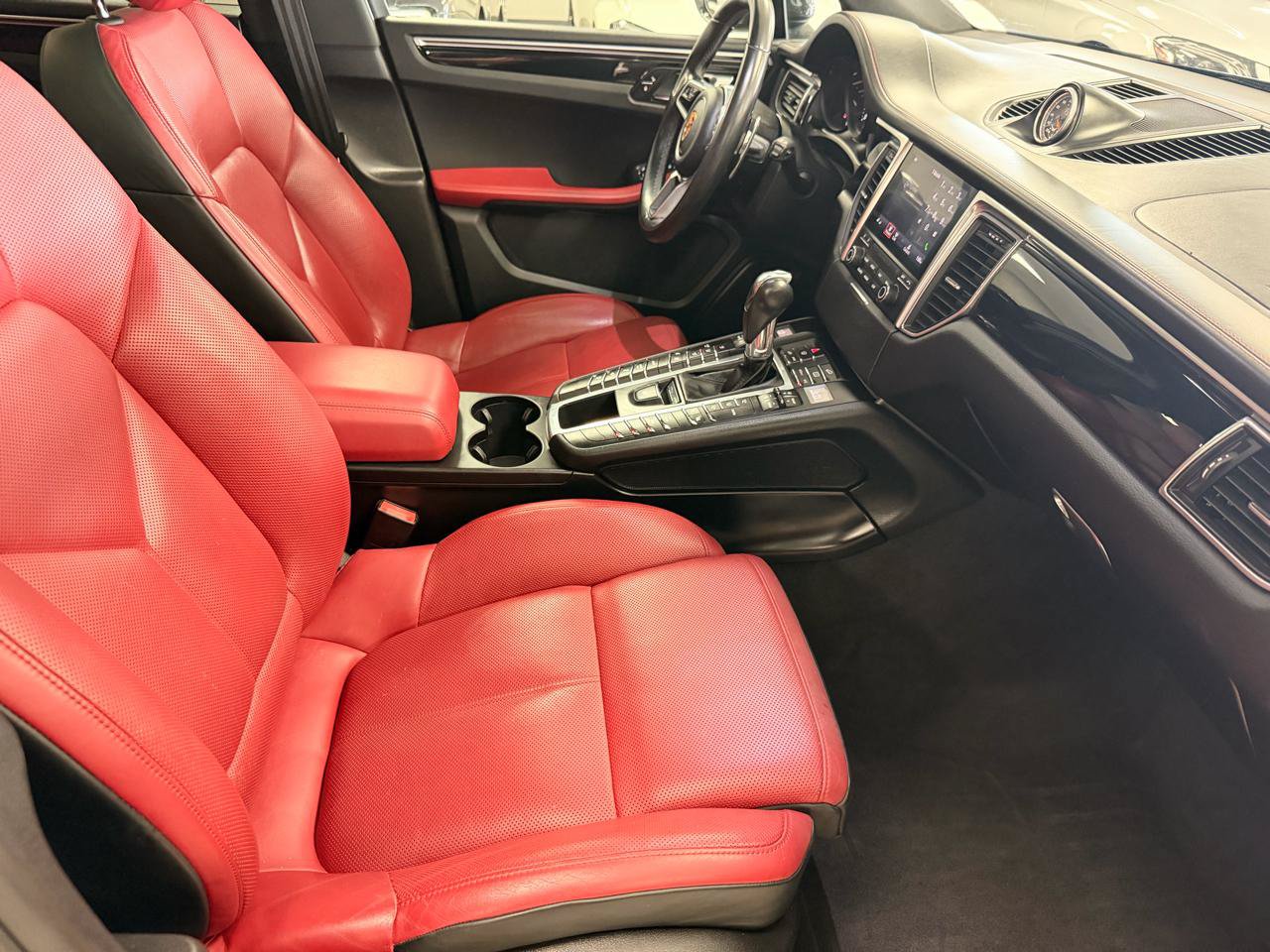 Used 2018 Porsche Macan AWD/4WD image 19