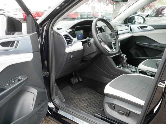 Used 2025 Volkswagen Taos SE AWD/4WD image 12