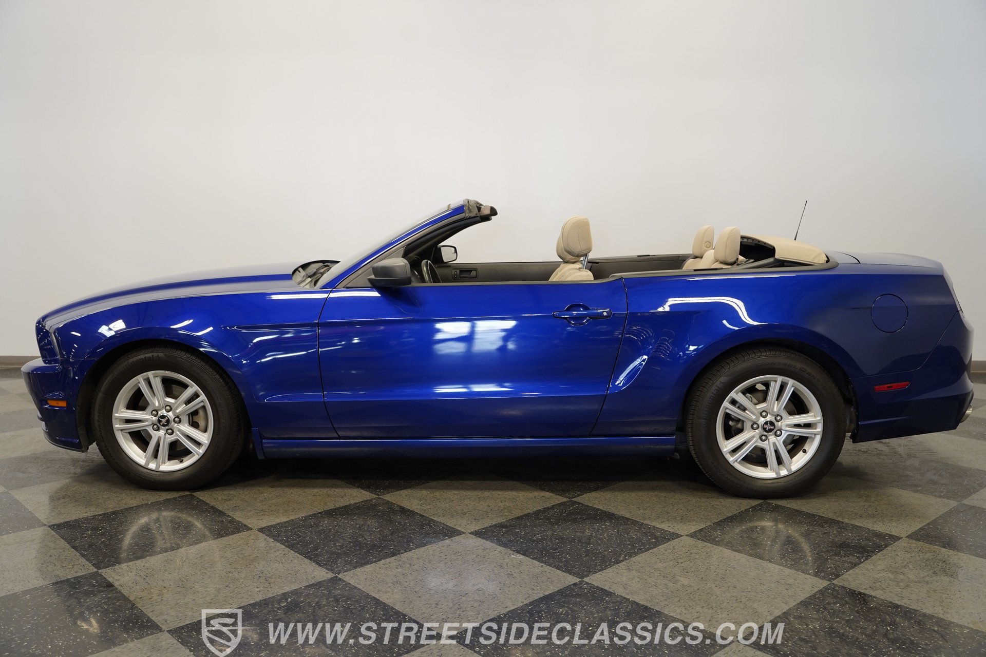 Used 2014 Ford Mustang Convertible RWD image 8