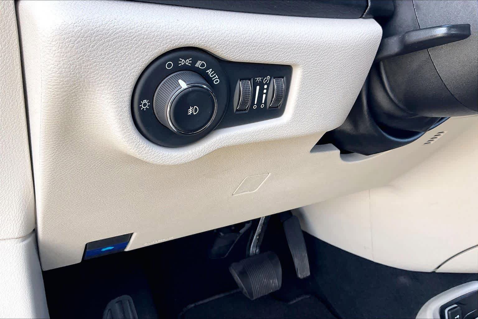 Used 2023 Chrysler Pacifica Touring-L image 33