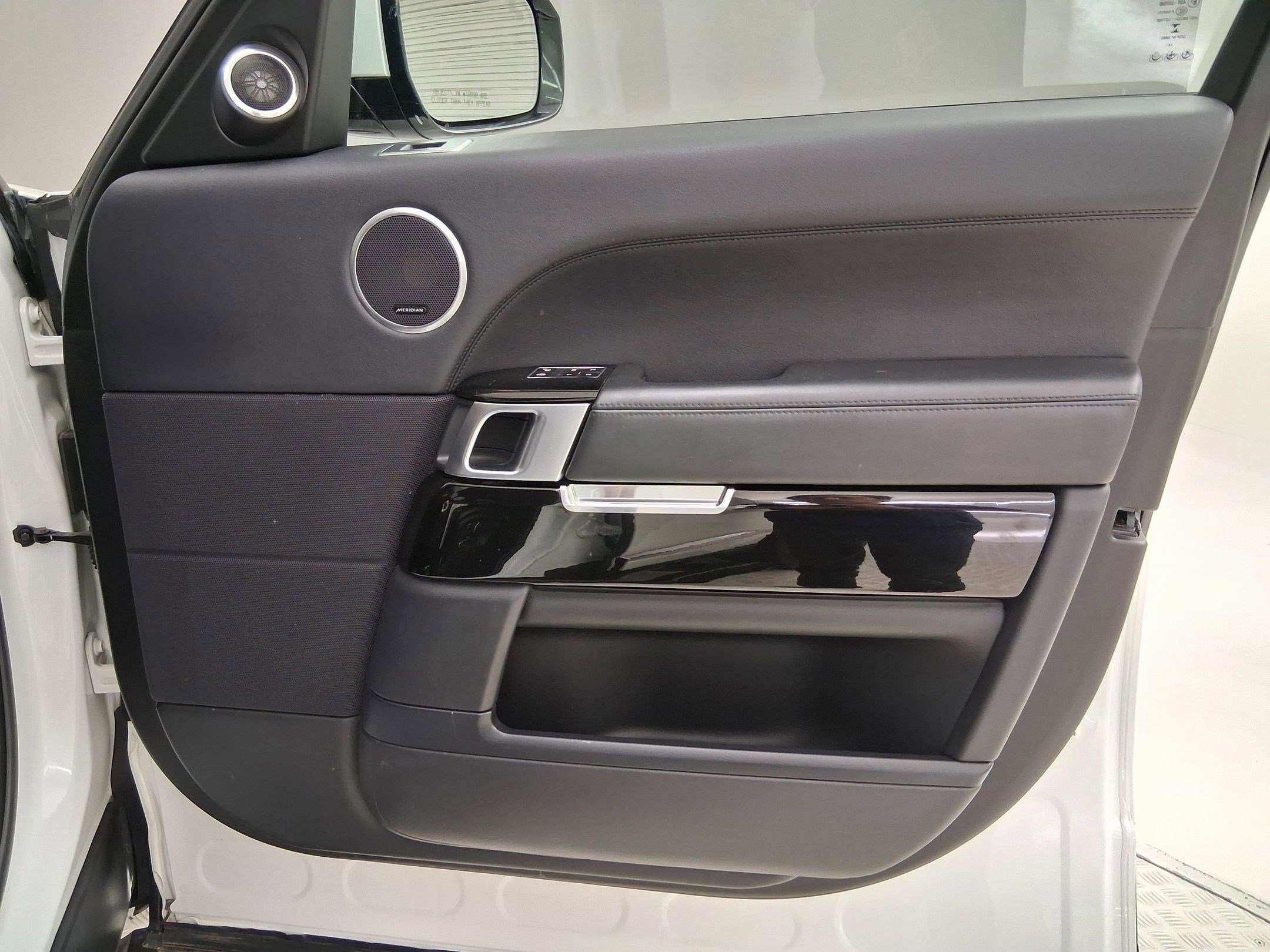 Used 2015 Land Rover Range Rover Supercharged image 37