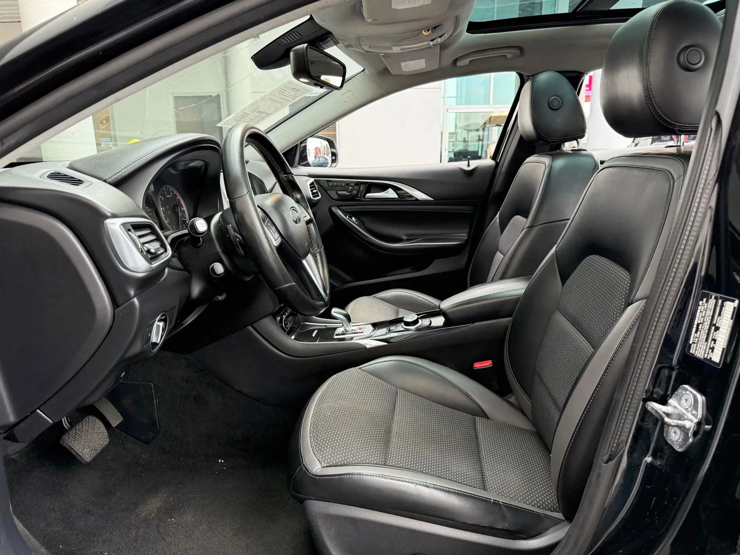Used 2019 INFINITI QX30 AWD image 2