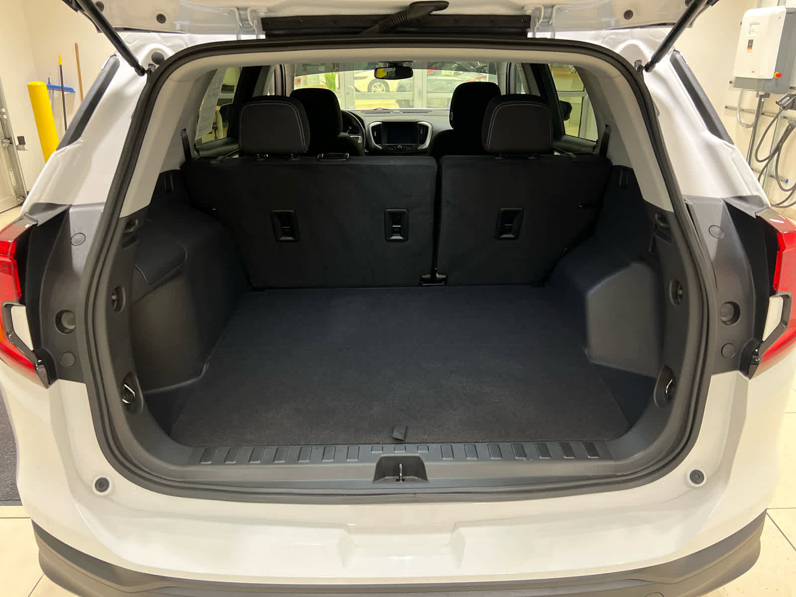 Used 2023 GMC Terrain SLE image 14