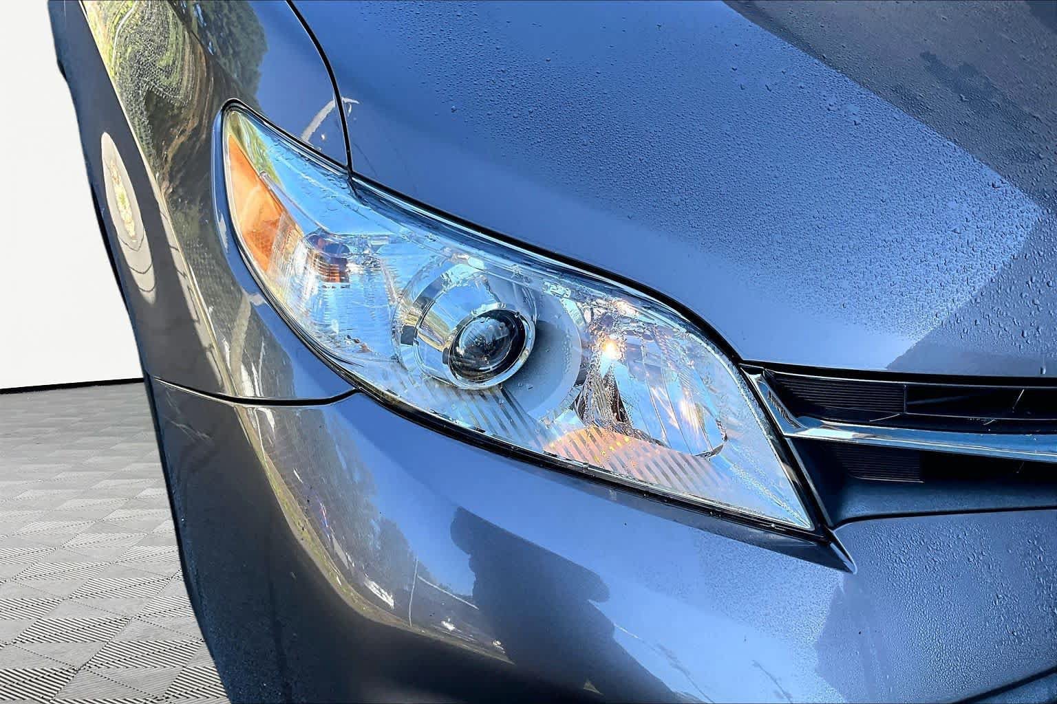 Used 2020 Toyota Sienna XLE FWD image 28