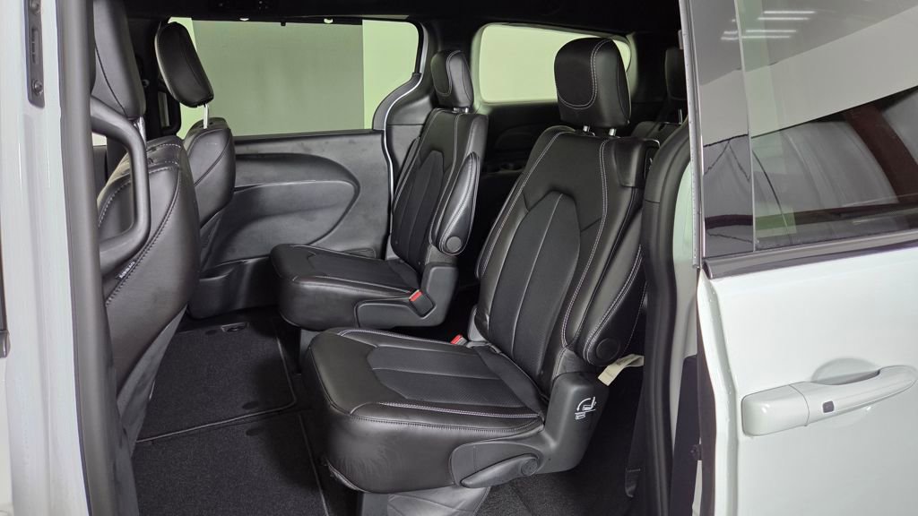 Used 2026 Chrysler Pacifica Select image 31
