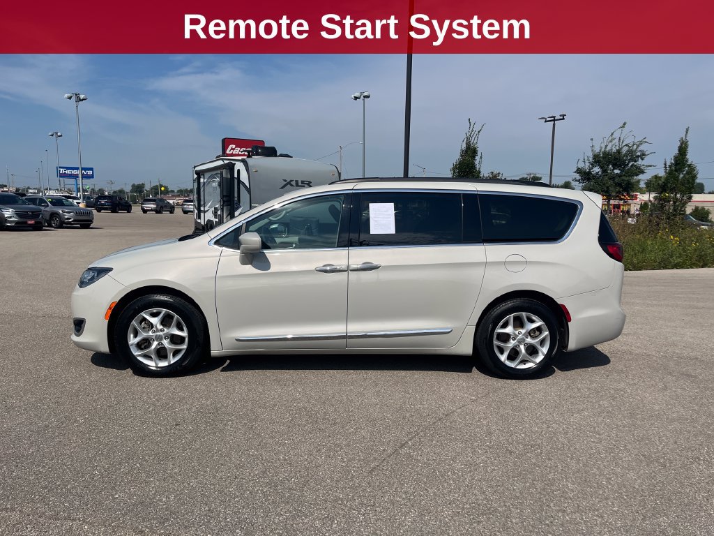 Used 2017 Chrysler Pacifica Touring-L w/ Tire & Wheel Group FWD image 2