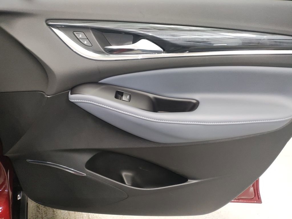 Used 2018 Buick Enclave Essence image 10