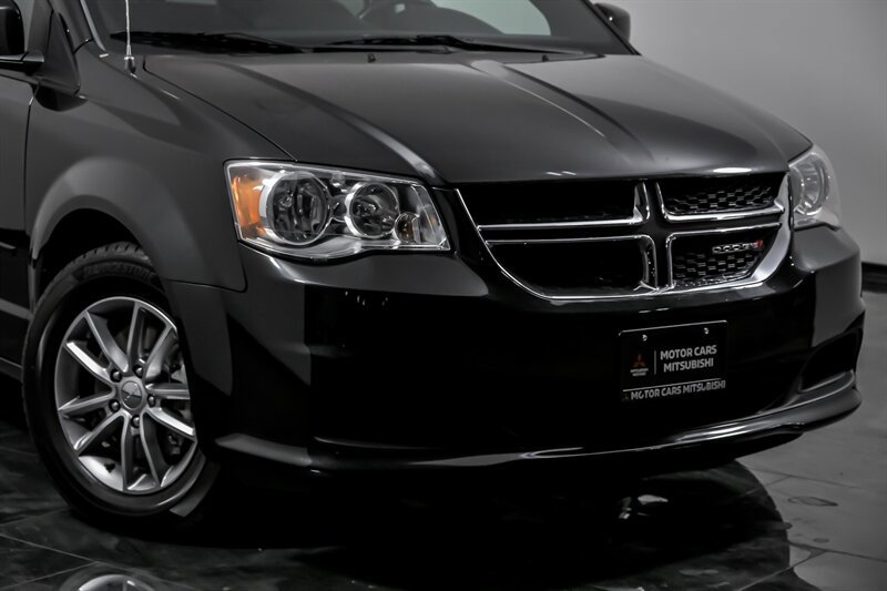 Used 2015 Dodge Grand Caravan SE image 2