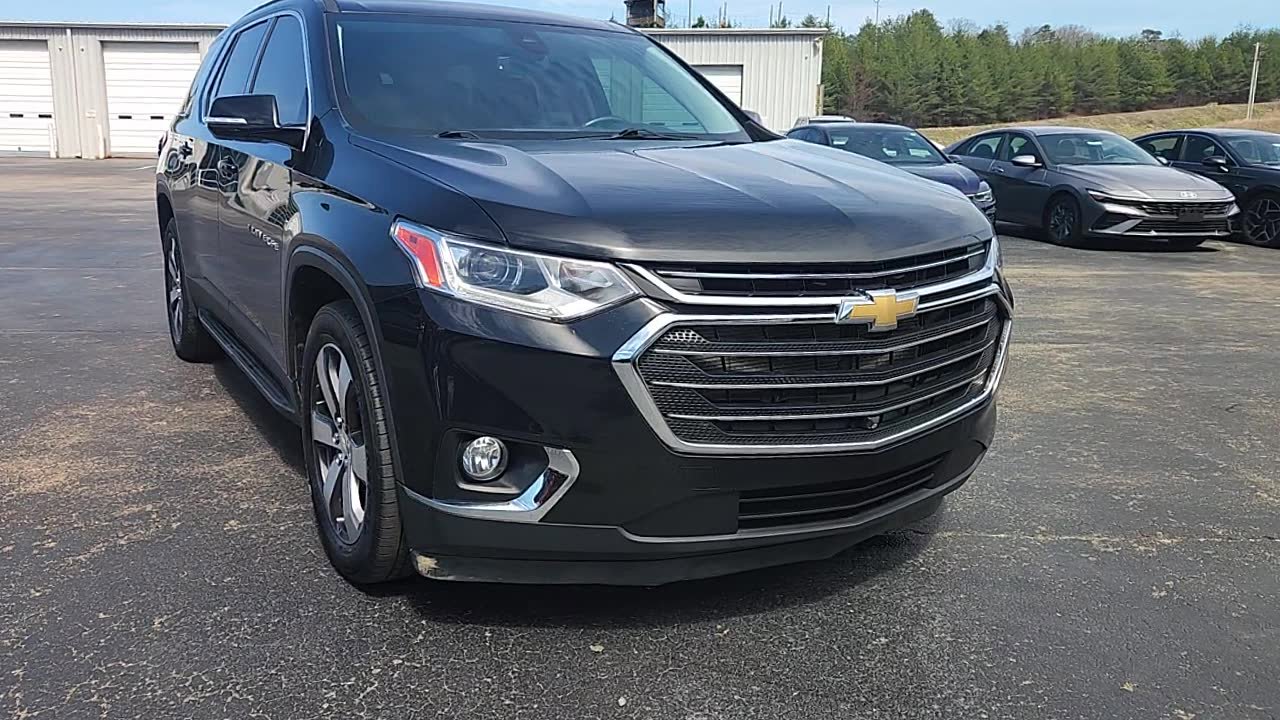 Used 2020 Chevrolet Traverse LT w/ LT Premium Package image 2