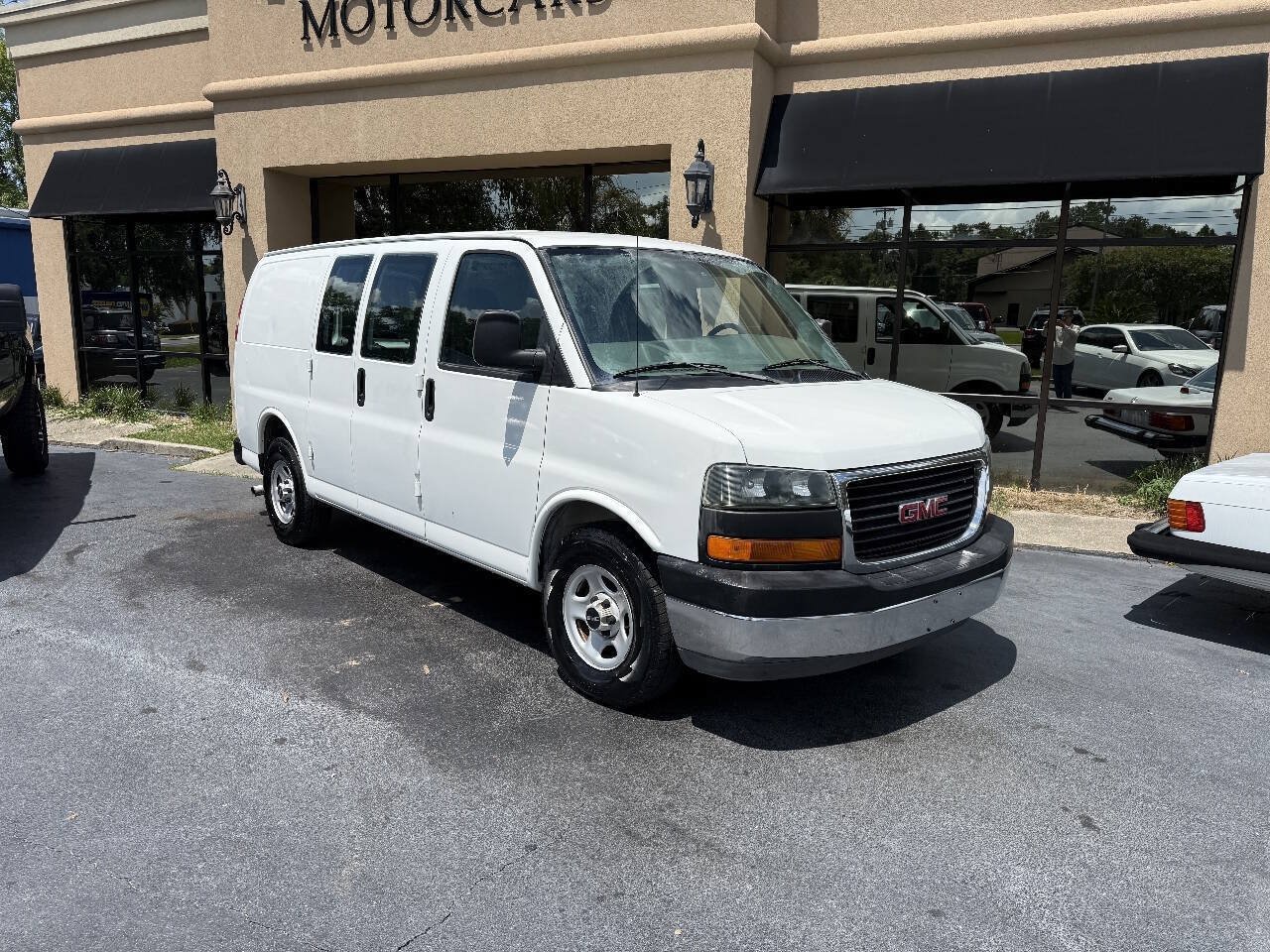 Used 2005 GMC Savana 1500 RWD image 1