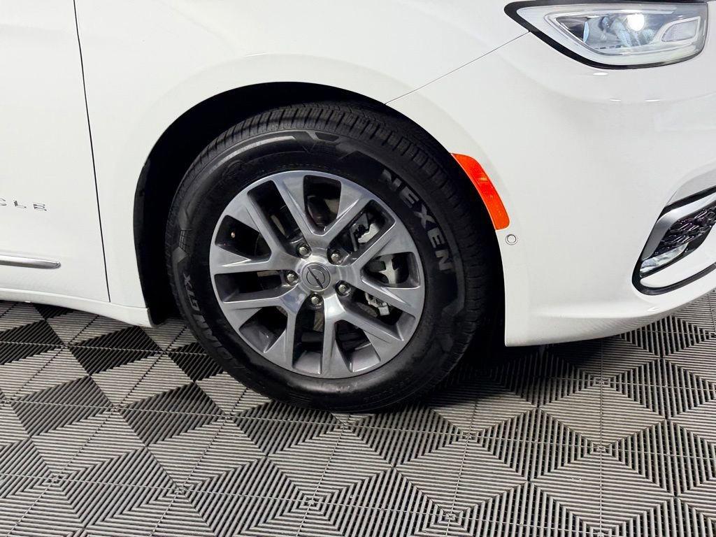Used 2023 Chrysler Pacifica Pinnacle FWD image 13