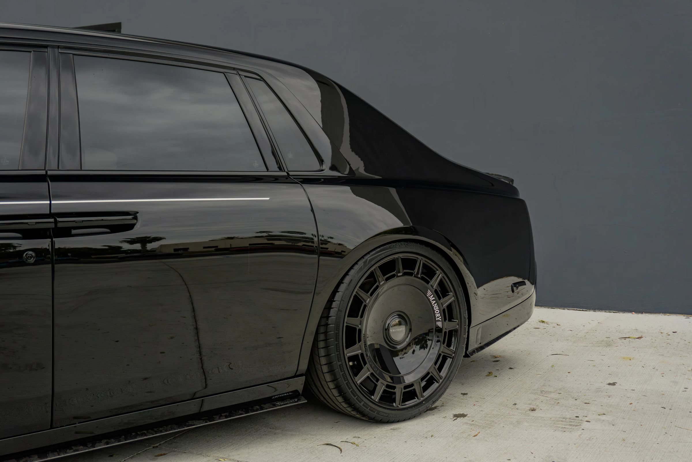 Used 2024 Rolls-Royce Phantom Sedan RWD image 26