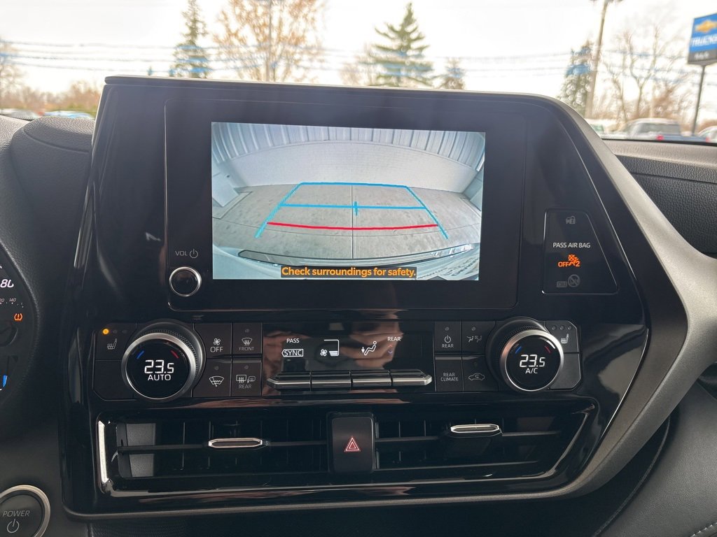 Used 2024 Toyota Highlander LE image 16