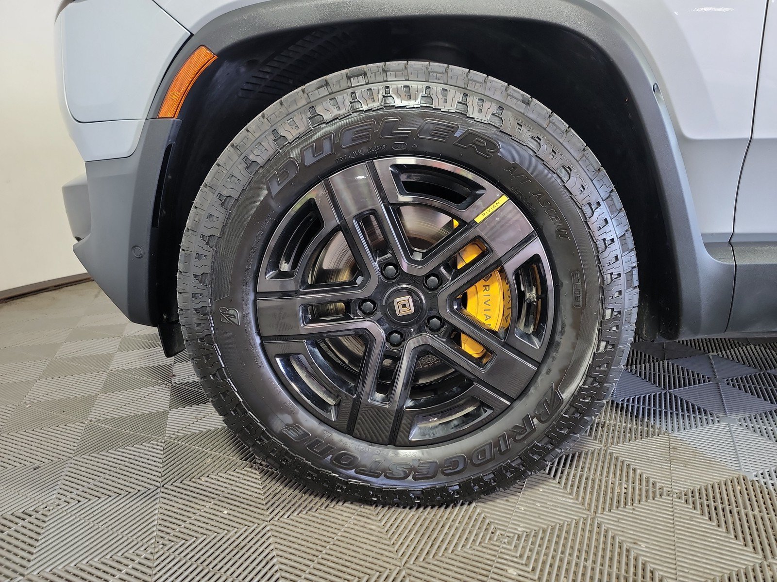 Used 2023 Rivian R1S Adventure AWD/4WD image 9
