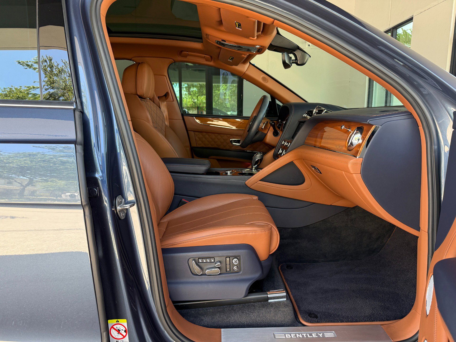 Used 2021 Bentley Bentayga AWD/4WD image 37