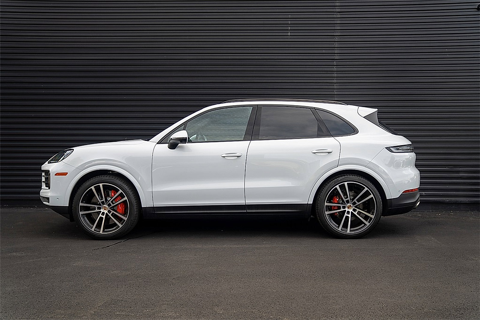 Used 2025 Porsche Cayenne S AWD/4WD image 2